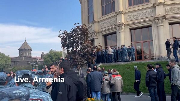 Գյումրու համայնքապետարանի մոտ լարված իրավիճակ է - Sputnik Արմենիա