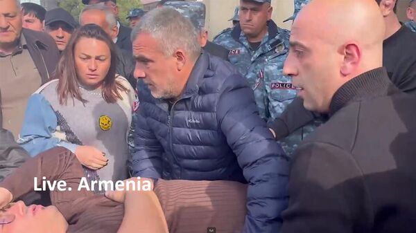 Գյումրու համայնքապետարանից պատգարակով դուրս բերեցին տնտեսվարին - Sputnik Արմենիա
