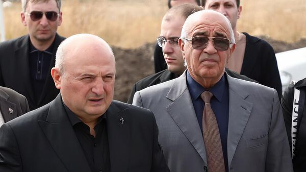 Գյումրու քաղաքապետ Վարդան Ղուկասյանը և փոխքաղաքապետ Գագիկ Մանուկյանը Շիրակի պանթեոնում (27 սեպտեմբերի, 2025թ.). Գյումրի - Sputnik Արմենիա