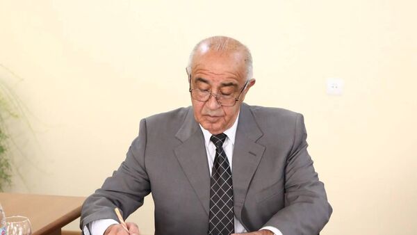 Вице-мэр Гюмри Гагик Манукян во время встречи градоначальника с жителями общины (27 сентября 2025). Гюмри - Sputnik Армения