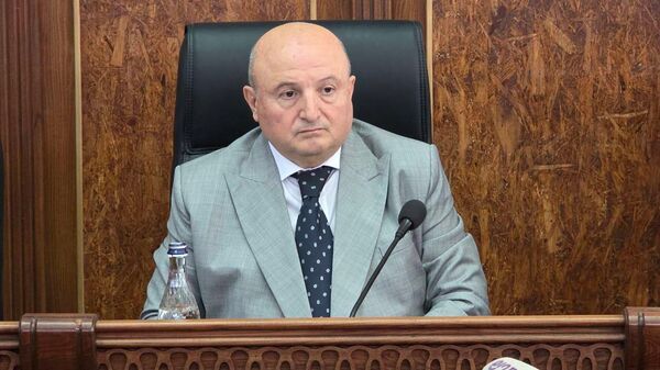 Мэр Гюмри Вардан Гукасян во время внеочередного заседания Совета старейшин (22 сентября 2025). Гюмри - Sputnik Армения