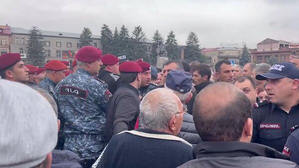 Красные береты на площади в Ереване - Sputnik Армения