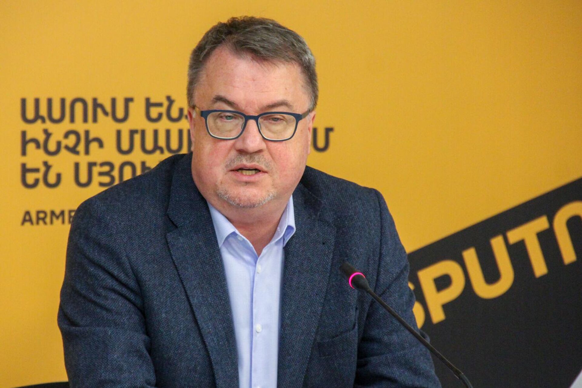 Руководитель представительства Россотрудничества в Армении Вадим Фефилов во время пресс-конференции (20 октября 2025). Еревaн - Sputnik Армения, 1920, 20.10.2025