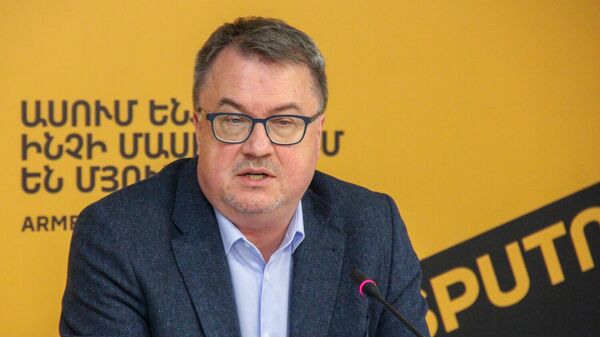 Руководитель представительства Россотрудничества в Армении Вадим Фефилов во время пресс-конференции (20 октября 2025). Еревaн - Sputnik Армения