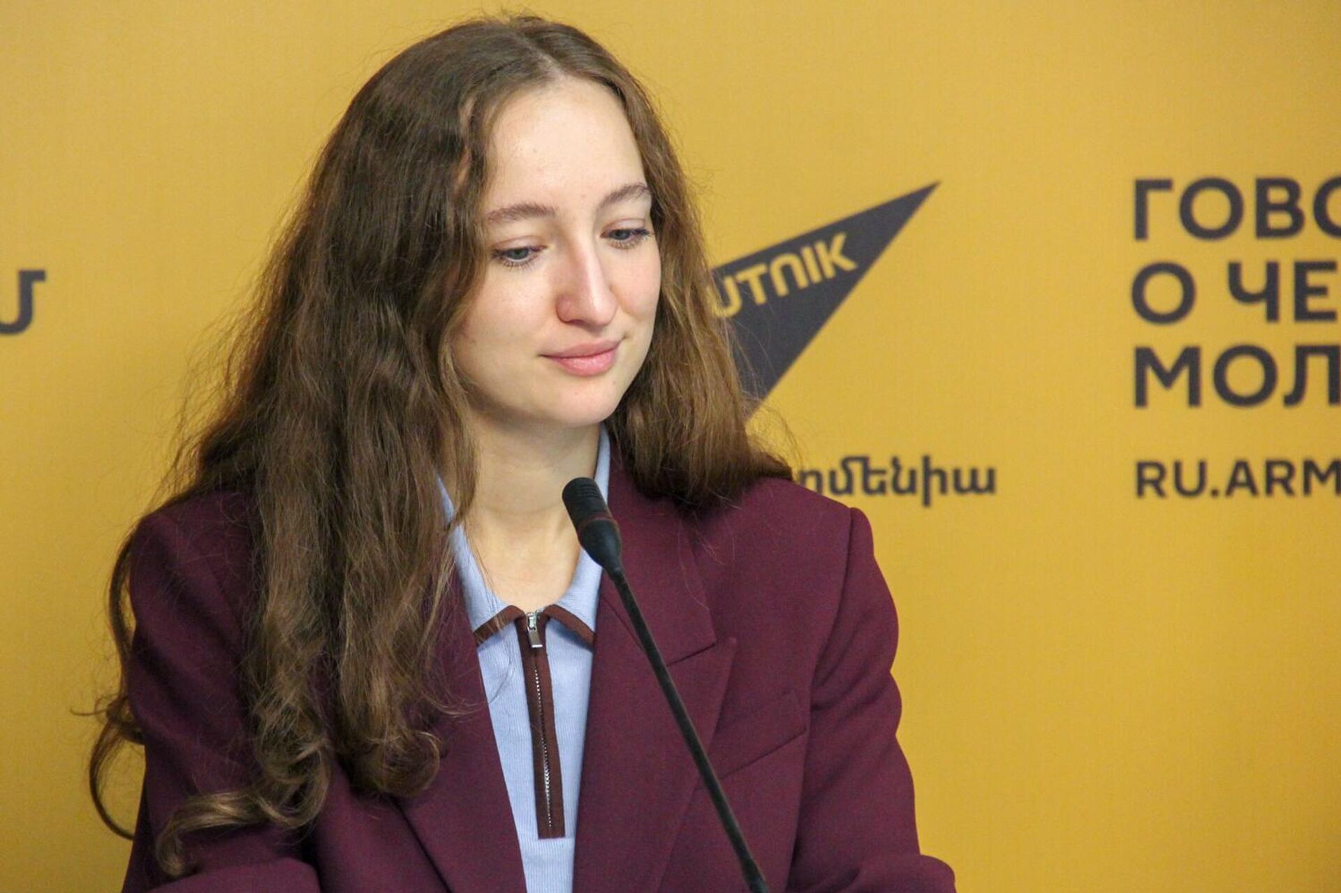 Главный специалист-эксперт представительства Россотрудничества в Армении Айгуль Шамсутдинова во время пресс-конференции (20 октября 2025). Еревaн - Sputnik Армения, 1920, 20.10.2025