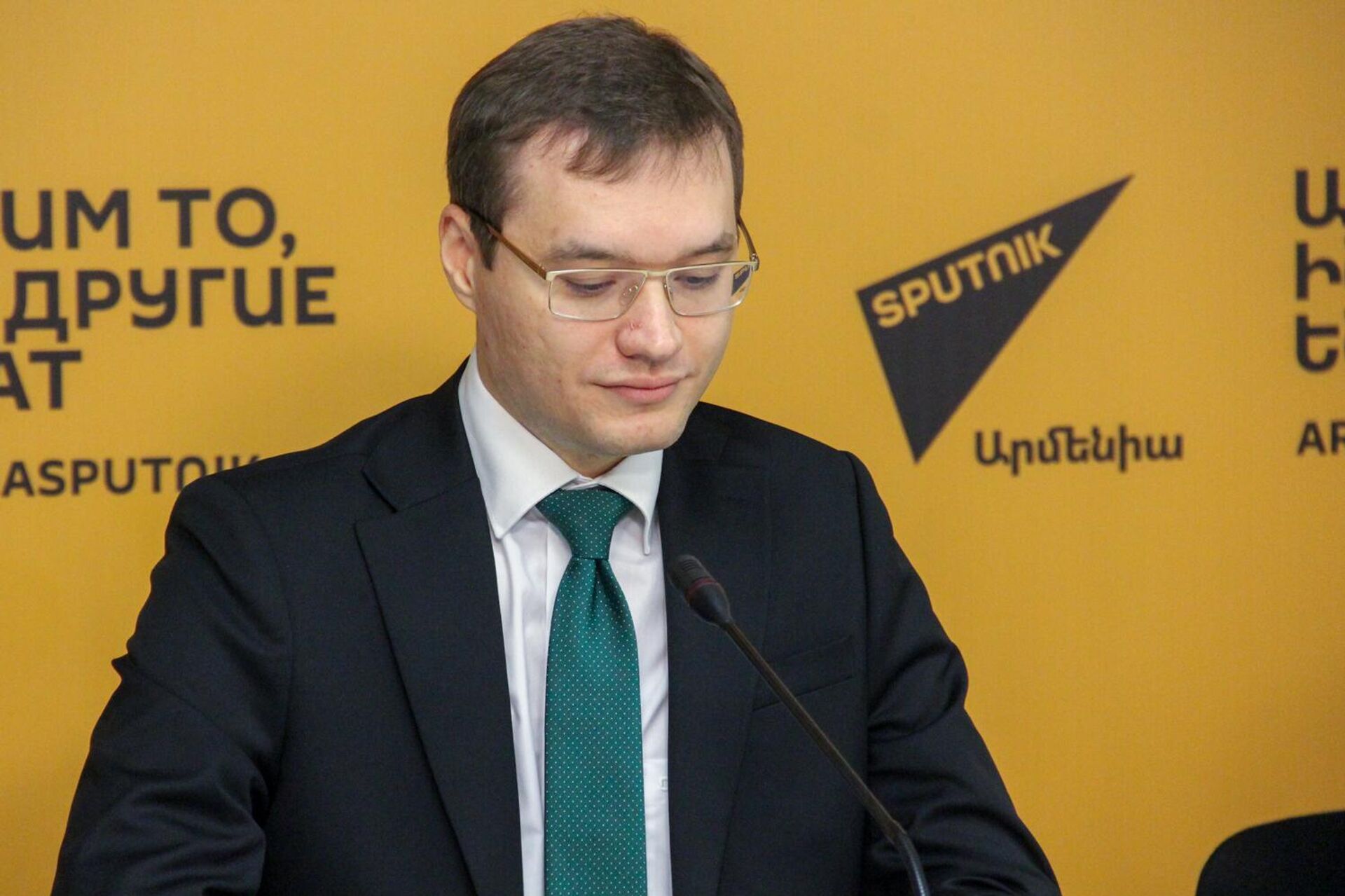 Проректор МГИМО по языковой и довузовской подготовке Игорь Путинцев во время пресс-конференции (20 октября 2025). Еревaн - Sputnik Արմենիա, 1920, 20.10.2025