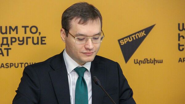 Проректор МГИМО по языковой и довузовской подготовке Игорь Путинцев во время пресс-конференции (20 октября 2025). Еревaн - Sputnik Армения