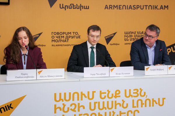 Пресс-конференция о новом проекте развития мастерства для учителей русского языка и литературы в Армении (20 октября 2025). Еревaн - Sputnik Армения