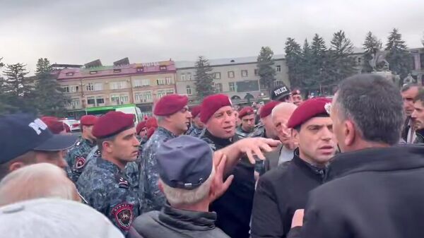 Կարմիրբերետավորները Գյումրու համայնքապետարանի մոտ - Sputnik Արմենիա