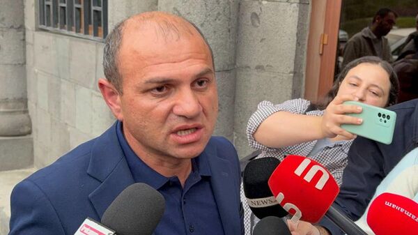 Адвокат Арамаис Айрапетян общается с прессой (20 октября 2025). Еревaн - Sputnik Армения