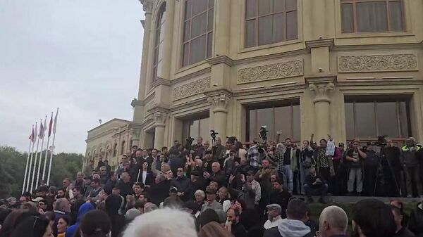 Сторонники Вардана Гукасяна у здания мэрии Гюмри (20 октября 2025). Гюмри - Sputnik Արմենիա