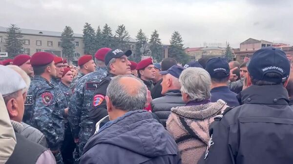 Красные береты у здания мэрии Гюмри (20 октября 2025). Ширак - Sputnik Армения