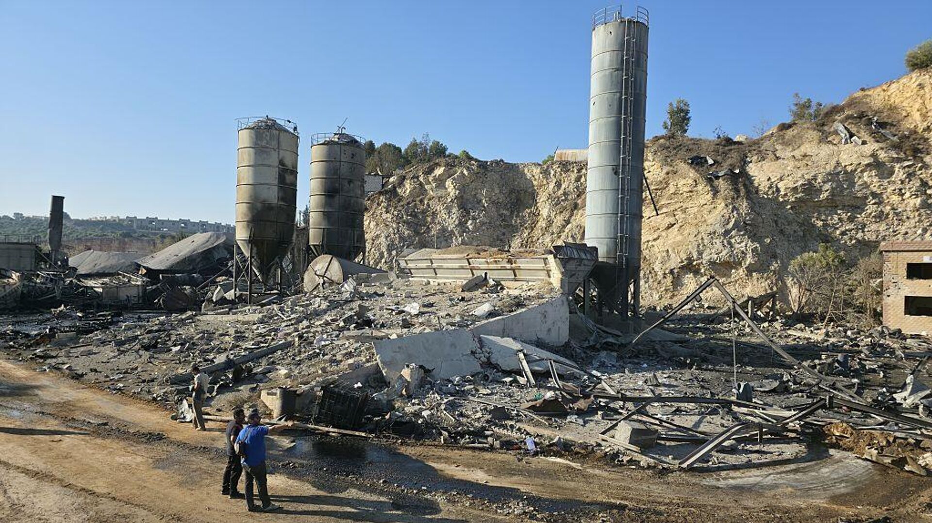 Вид разрушений после израильских авиаударов по карьеру и цементному заводу недалеко от города Ансар в Набатии (17 октября 2025). Ливан - Sputnik Армения, 1920, 20.10.2025