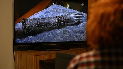 Девушка смотрит Шогакат ТВ