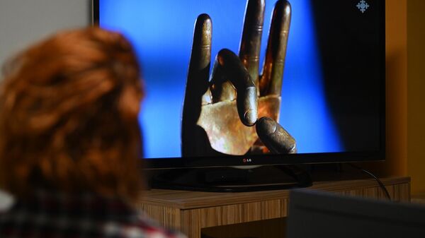 Девушка смотрит Шогакат ТВ - Sputnik Армения