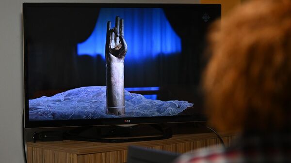 Девушка смотрит Шогакат ТВ - Sputnik Армения