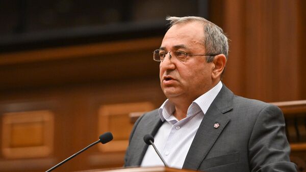 Депутат Арцвик Минасян выступает на заседании Национального собрания РА (21 октября 2025). Еревaн - Sputnik Армения