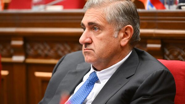 Депутат Артур Хачатрян на заседании Национального собрания РА (21 октября 2025). Еревaн - Sputnik Армения