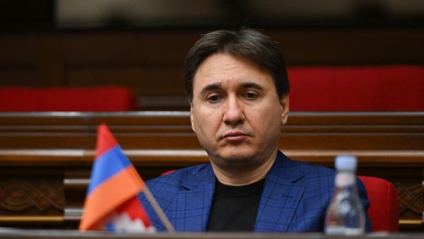 Депутат Армен Геворкян на заседании Национального собрания РА (21 октября 2025). Еревaн - Sputnik Армения