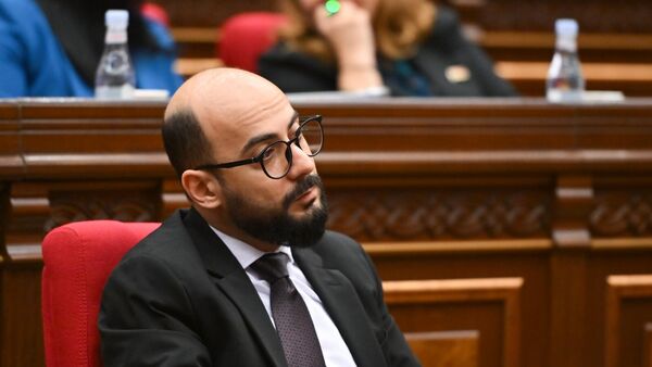 Депутат Артур Ованнисян на заседании Национального собрания РА (21 октября 2025). Еревaн Депутат Артур Ованнисян на заседании Национального собрания РА (21 октября 2025). Еревaн - Sputnik Армения