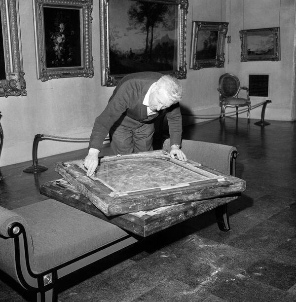 Լոնդոնի պատկերասրահից գողացել են 8 կտավ՝ Ռեմբրանդտի և Ռուբենսի 3-ական, Ադամ Էլսհայմերի և Գերիտ Դոուի 1-ական ստեղծագործություններ։Ընդհանուր արժեքը գնահատվել է 1,5 միլիոն ֆունտ ստեռլինգ. գողոնը հայտնաբերվել է 1967 թվականի հունվարի 4-ին: - Sputnik Արմենիա