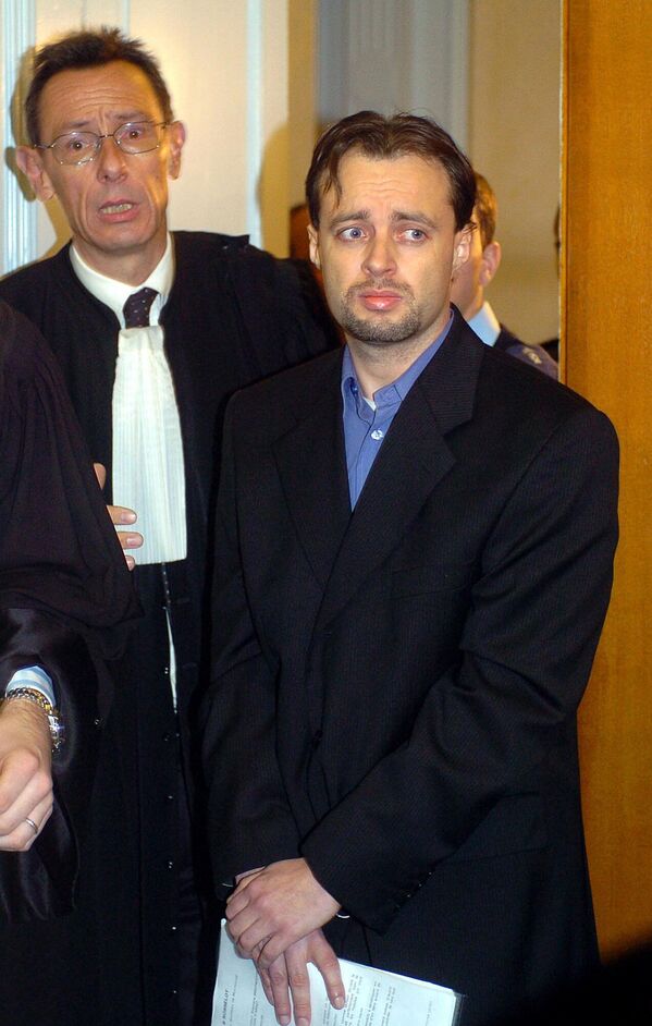 Ստեֆան Բրայթվիզերը (աջից) 1995-2001 թվականներին Եվրոպայի 172 թանգարաններից կատարել է 240 գողություն ու դարձել ամենահաջողակ գողը. գողոնի ընդհանուր արժեքը կազմում է 1,4 միլիարդ դոլար: Յուրաքանչյուր հանցագործությունից հետո գող-մատուցողն այցելել է մորը և նրա տան պատերից կախել համաշխարհային գլուխգործոցները։ Իմանալով որդու ձերբակալության մասին՝ մայրը սառնասրտորեն ոչնչացրել է ամբողջ գողոնը, որի մեջ եղել են հազվագյուտ զենքեր, հին ծաղկամաններ, երաժշտական գործիքներ և հայտնի նկարիչների կտավներ - Sputnik Արմենիա