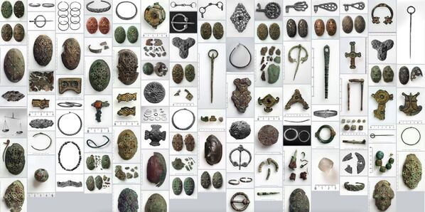 2017 թվականին նորվեգական Բերգեն քաղաքի համալսարանական թանգարանից անհետացել է վիկինգների դարաշրջանի 400 ցուցանմուշ: Գողերը 7-րդ հարկում գտնվող թանգարան են բարձրացել շենքի ճակատի փայտամածերի օգնությամբ։ Հանցագործությունը դեռ չի բացահայտվել - Sputnik Արմենիա