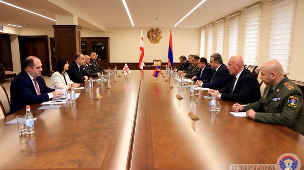 Встреча министров обороны РА и Грузии Сурена Папикяна и Ираклия Чиковани (21 октября 2025). Еревaн - Sputnik Армения