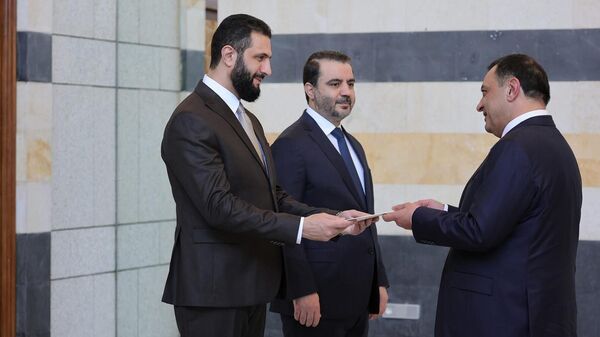 Посол Армении в Сирии Рубен Харазян вручил свои верительные грамоты президенту Сирии Ахмаду Аль-Шараа (20 октября 2025). Дамаск - Sputnik Армения