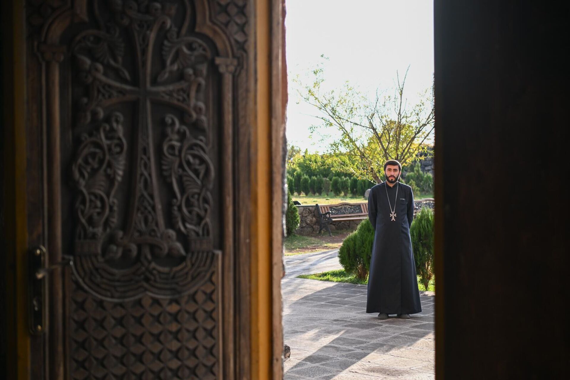 Расстриженный пастор Ованаванка отец Арам Асатрян отвечает на вопросы журналистов у церкви (21 октября 2025). Оганаван - Sputnik Արմենիա, 1920, 25.10.2025