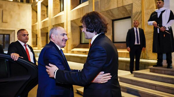 Встреча премьер-министров Армении и Грузии Никола Пашиняна и Ираклия Кобахидзе в формате тет-а-тет (21 октября 2025). Тбилиси - Sputnik Армения