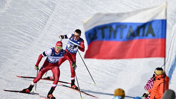 Александр Большунов (слева) и Денис Спицов на дистанции масс-старта на 10 км свободным стилем в соревнованиях по лыжным гонкам среди мужчин на Кубке России по лыжным гонкам (6 апреля 2025). Кировск - Sputnik Армения