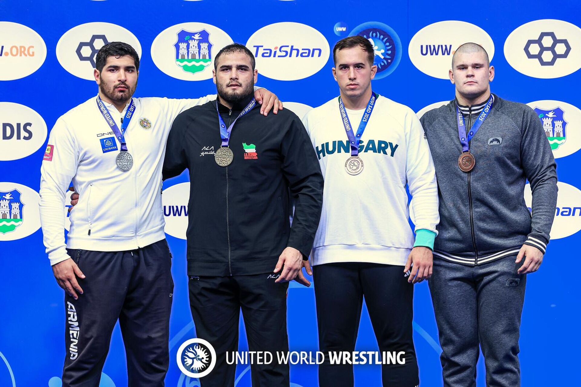 Медалисты ЧЕ по борьбе (U21, 130кг) Размик Курдян, Фардин Шабан Чедайати (Иран), Ласзло Дарабос (Венгрия) и Александр Мелечов (ОМБ) не пьедестале почета (21 октября 2025). Нови Сад - Sputnik Արմենիա, 1920, 21.10.2025