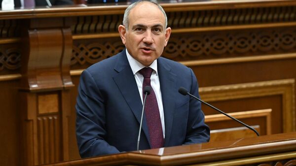 Премьер-министр Никол Пашинян во время правительственного часа в парламенте (22 октября 2025). Еревaн - Sputnik Армения