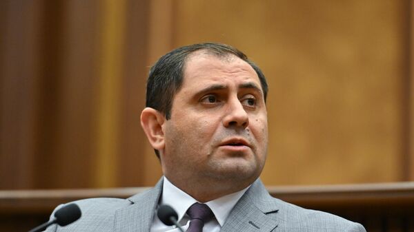 Министр обороны Сурен Папикян во время правительственного часа в парламенте (22 октября 2025). Еревaн - Sputnik Армения