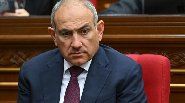 Премьер-министр Никол Пашинян во время правительственного часа в парламенте (22 октября 2025). Еревaн - Sputnik Армения