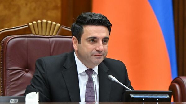 Председатель НС Ален Симонян во время правительственного часа в парламенте (22 октября 2025). Еревaн - Sputnik Արմենիա