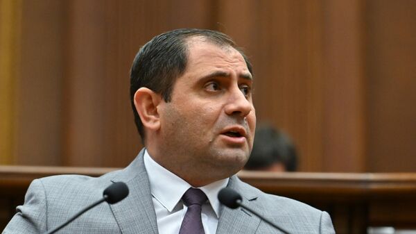 Министр обороны Сурен Папикян во время правительственного часа в парламенте (22 октября 2025). Еревaн - Sputnik Армения