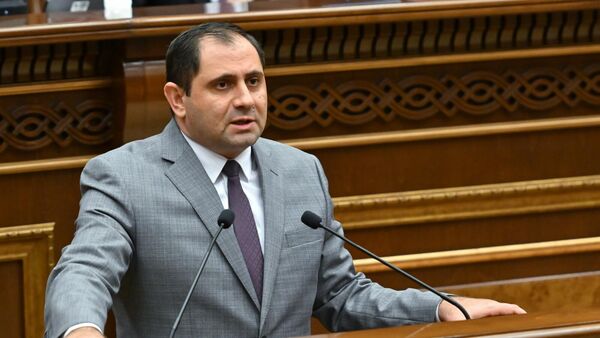 Министр обороны Сурен Папикян во время правительственного часа в парламенте (22 октября 2025). Еревaн - Sputnik Армения