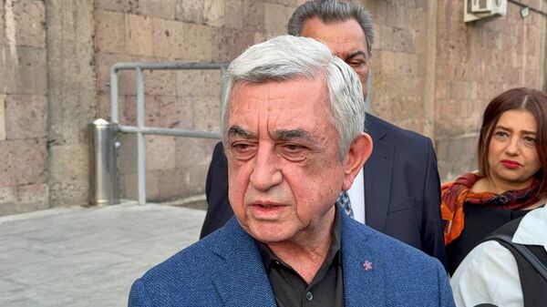 Серж Саргсян общается с прессой после заседания суда (22 октября 2025). Еревaн - Sputnik Армения