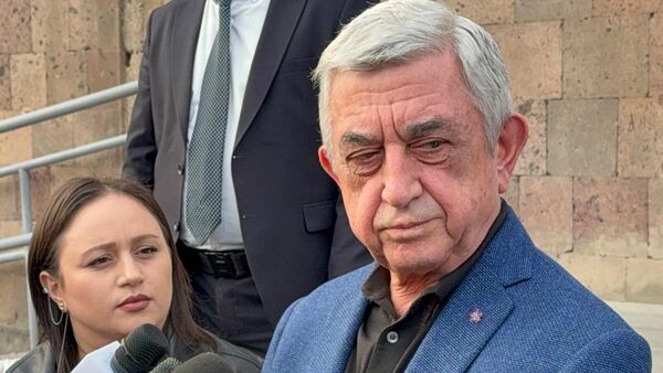 Серж Саргсян общается с прессой после заседания суда (22 октября 2025). Еревaн - Sputnik Армения