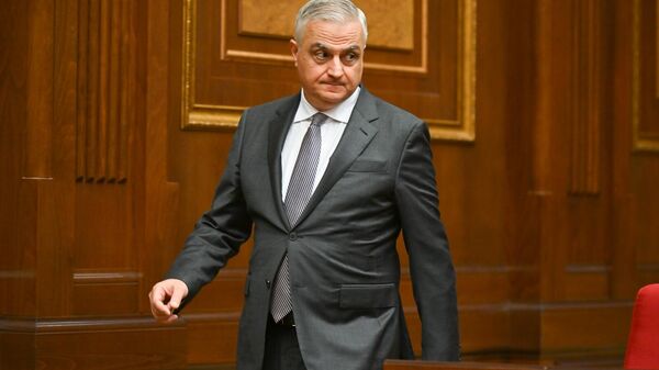 Вице-премьер Мгер Григорян во время правительственного часа в парламенте (22 октября 2025). Еревaн - Sputnik Армения