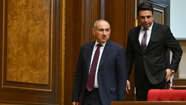 Премьер-министр Никол Пашинян и председатель НС Ален Симонян во время правительственного часа в парламенте (22 октября 2025). Еревaн - Sputnik Армения