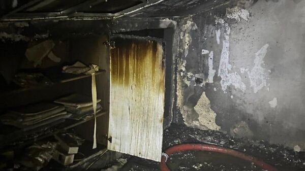 Последствия пожара в одном из зданий на улице Авага Петросяна (23 октября 2025). Еревaн - Sputnik Армения