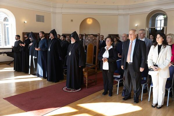 Под покровительством Католикоса Гарегина II в зале имени Комитаса Геворгянской духовной семинарии открылась библиотека имени покойного Ованеса Чилингиряна (23 октября 2025). Эчмиадзин - Sputnik Армения