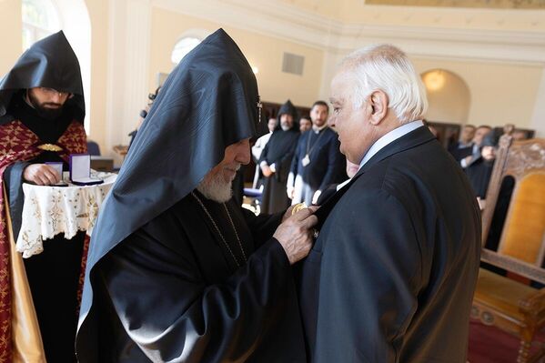 Под покровительством Католикоса Гарегина II в зале имени Комитаса Геворгянской духовной семинарии открылась библиотека имени покойного Ованеса Чилингиряна (23 октября 2025). Эчмиадзин - Sputnik Армения