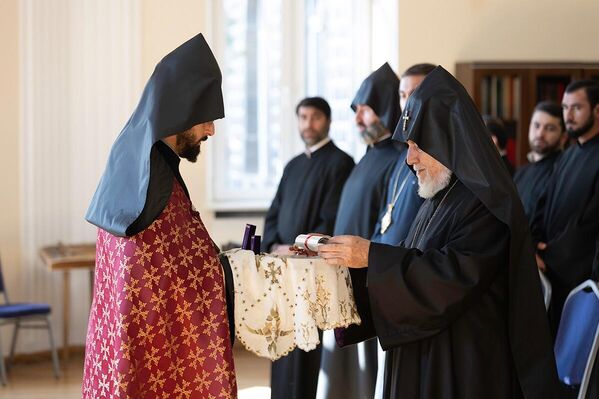 Под покровительством Католикоса Гарегина II в зале имени Комитаса Геворгянской духовной семинарии открылась библиотека имени покойного Ованеса Чилингиряна (23 октября 2025). Эчмиадзин - Sputnik Армения