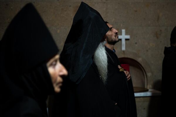 Տեր Շնորհք աբեղա Պալոյանը Ղազարավանի Սուրբ Նարեկ եկեղեցում միասնական աղոթքի ժամանակ - Sputnik Արմենիա