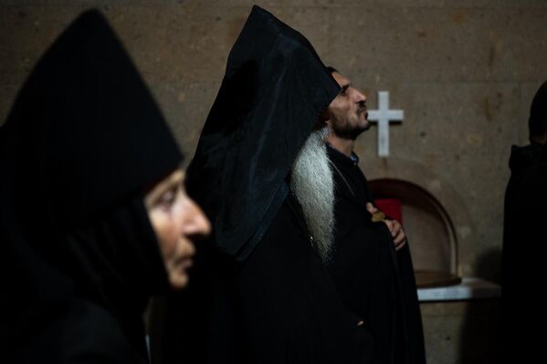 Иеромонах Шнорк Палоян в церкви Сурб Нарек села Казараван на молитве за находящихся в заточении священнослужителей - Sputnik Армения