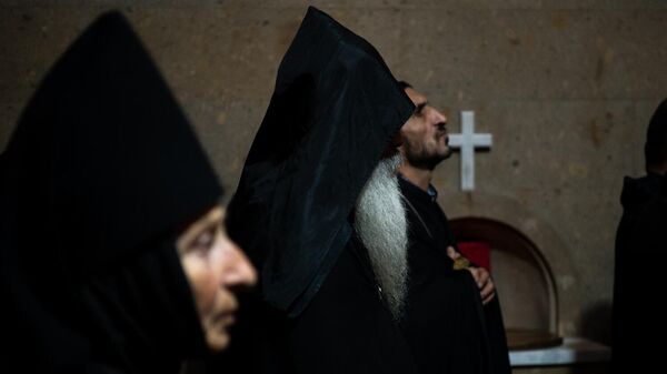 Иеромонах Шнорк Палоян во время молебна по находящимся в заточении священнослужителям в церкви Сурб Нарек села Казараван (23 октября 2025). Арагацотн - Sputnik Армения